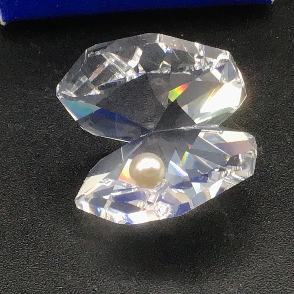Crystal Art Small crystal clam shell with faux pearl and Mirror. Made in England
